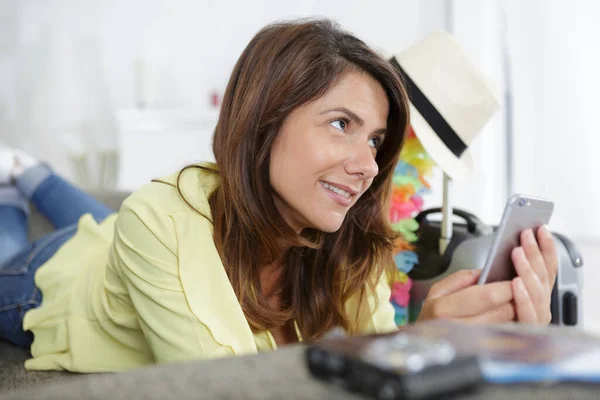 Femme Naviguant Sur Son Smartphone Assis Sur Canapé — Photo