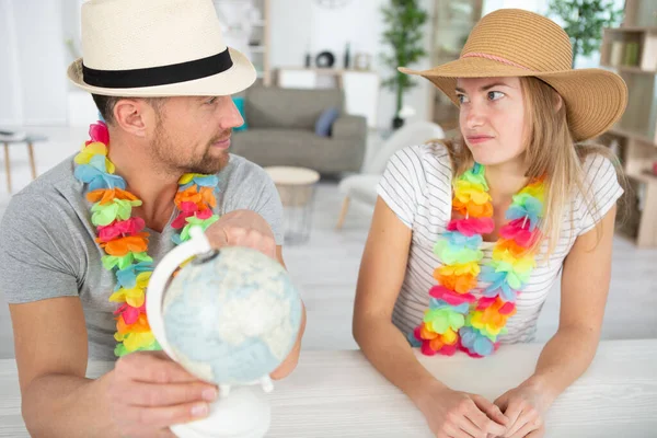 Pareja Revisando Mundo Dónde Vacaciones — Foto de Stock