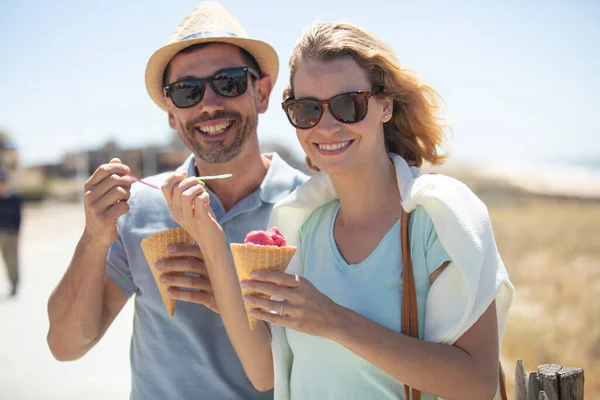 Coppia Felice Mangiare Gelato All Aperto — Foto Stock