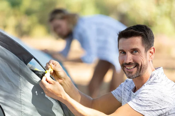 Gelukkig Man Het Opzetten Van Een Tent Een Camping Trip — Stockfoto