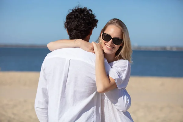 Felice Coppia Che Abbraccia Sulla Spiaggia — Foto Stock