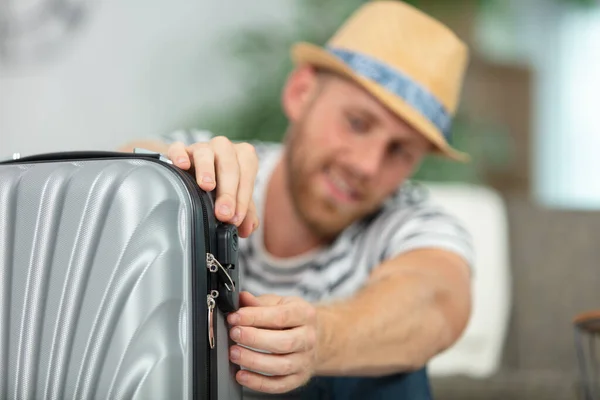 Uomo Sta Chiudendo Una Valigia — Foto Stock