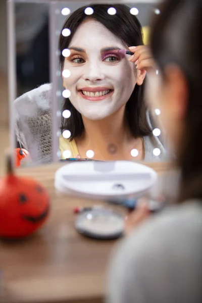 Nahaufnahme Schöne Sexy Mädchen Beim Ausziehen Kosmetische Peeling Maske — Stockfoto