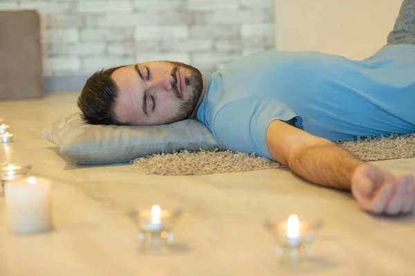 Homem Meia Idade Relaxante Tapete — Fotografia de Stock