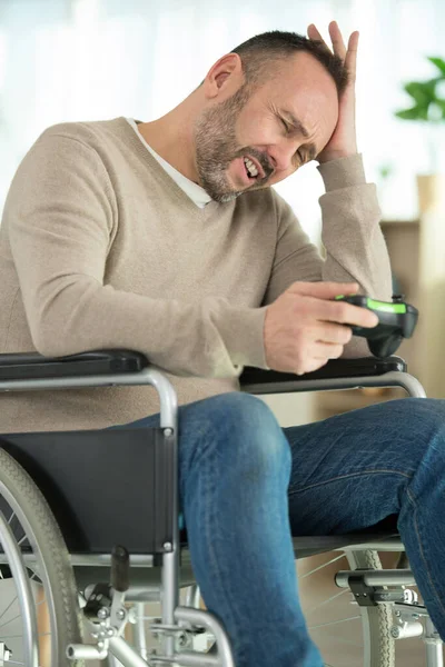 Handikappade Man Irriterad Efter Att Förlorat Dataspel — Stockfoto