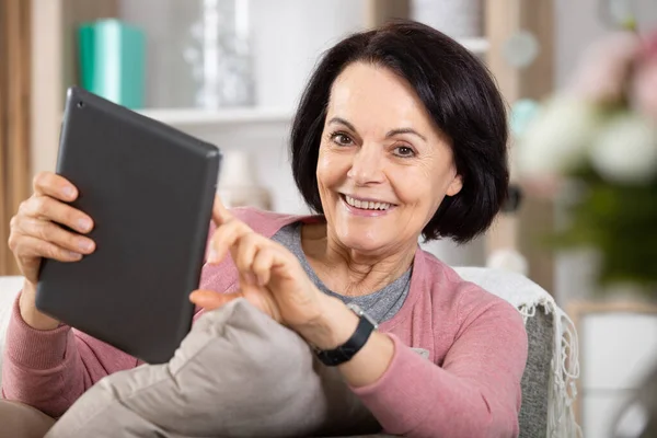 Senior Vrouw Surfen Digitale Tablet — Stockfoto