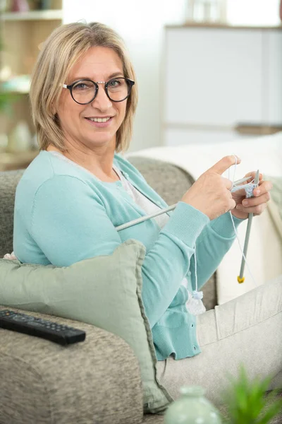 Alegre Sorrindo Sênior Mulher Tricô Sofá — Fotografia de Stock