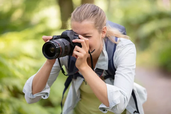 Γυναίκα Φωτογράφος Εστιάζοντας Κάμερα Στην Ύπαιθρο — Φωτογραφία Αρχείου