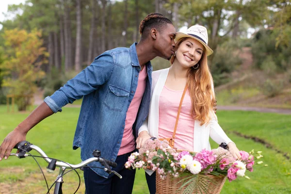 Verliebte Gemeinsam Auf Demselben Fahrrad Unterwegs — Stockfoto