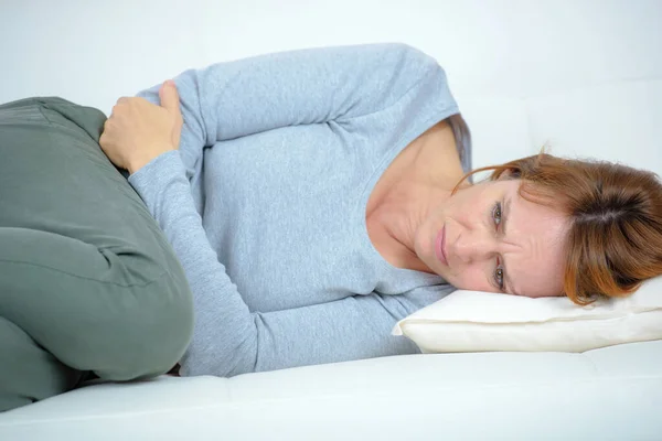 Una Mujer Tiene Dolor Estómago — Foto de Stock