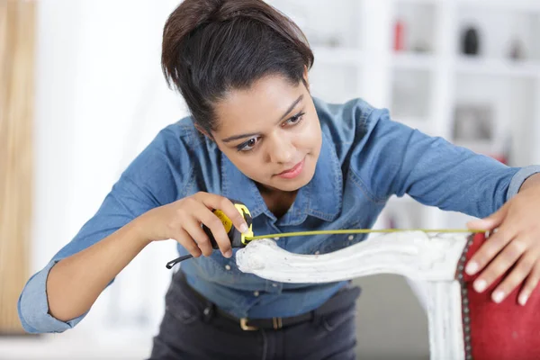 Una Donna Che Misura Una Sedia — Foto Stock