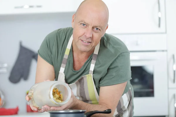 Hombre Prepara Pasta Para Los Visitantes — Foto de Stock