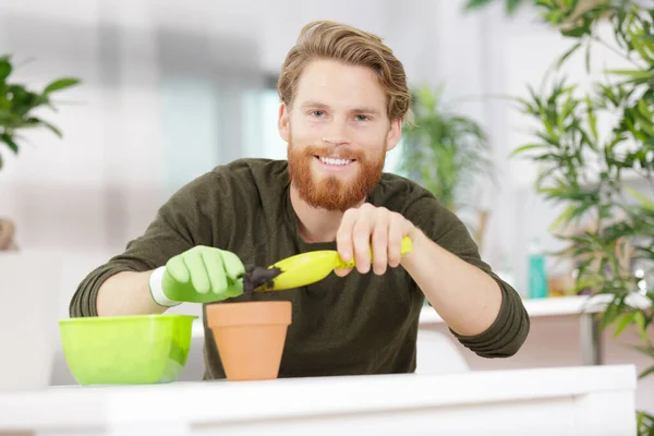 Retrato Jovem Alegre Trabalhando Com Plantas — Fotografia de Stock