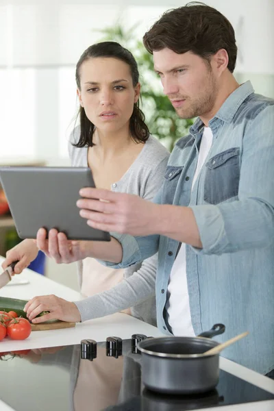Marido Mostrando Algo Tableta Esposa Cocina — Foto de Stock