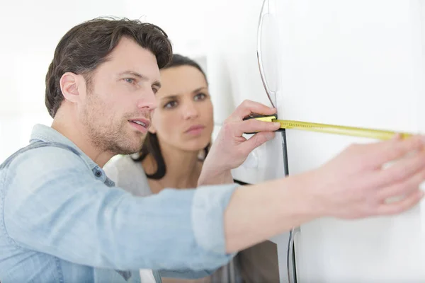 Feliz Pareja Medición Pared Planitud — Foto de Stock