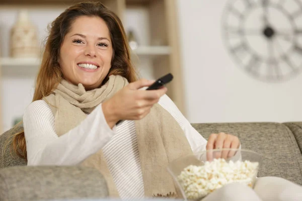 Porträt Einer Lustigen Jungen Fernsehzuschauerin — Stockfoto