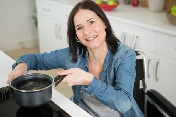 Señora Discapacitada Colocando Cacerola Placa Inducción —  Fotos de Stock