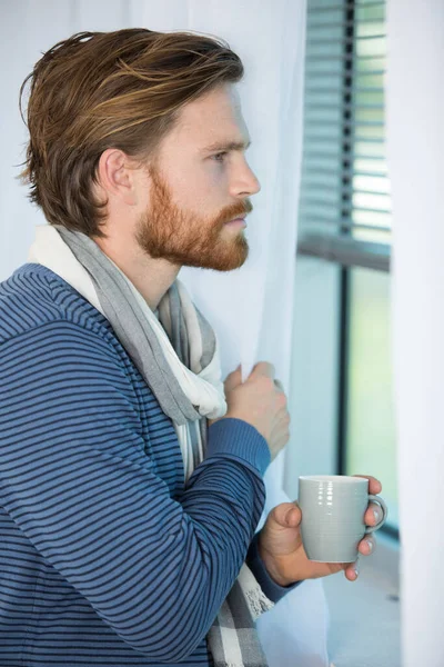 Trieste Bedachtzame Man Kijkt Naar Beneden Pensive Holding Cup — Stockfoto