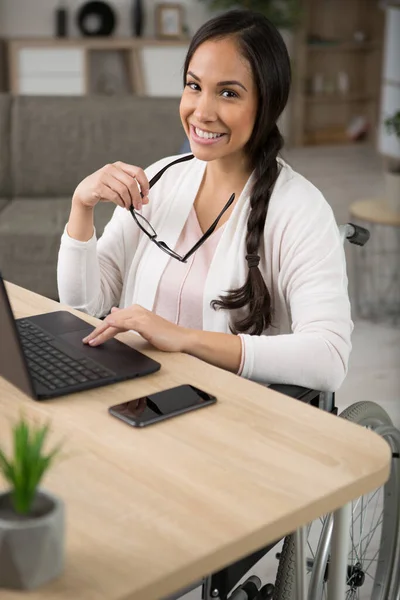 Mooie Vrouw Glimlachen Terwijl Kijken Naar Camera — Stockfoto