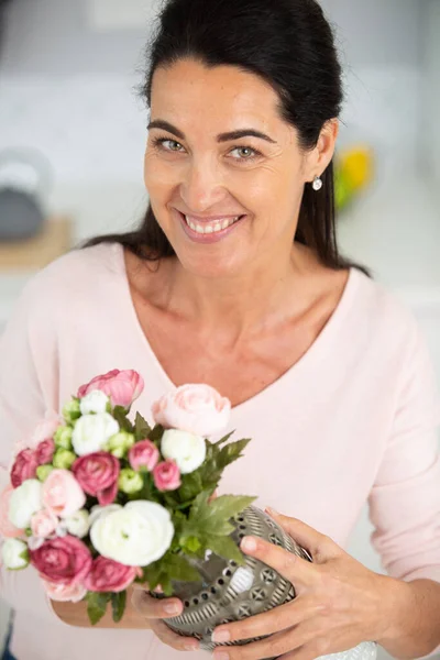 Belle Femme Avec Bouquet Fleurs — Photo