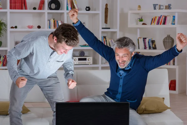 Dois Homens Excitados Frente Televisão — Fotografia de Stock