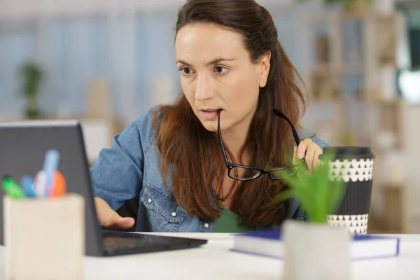 Geschäftsfrau Mit Brille Und Laptop Arbeitet Von Hause Aus — Stockfoto