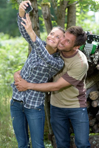 Jovem Casal Tomando Selfie Floresta — Fotografia de Stock