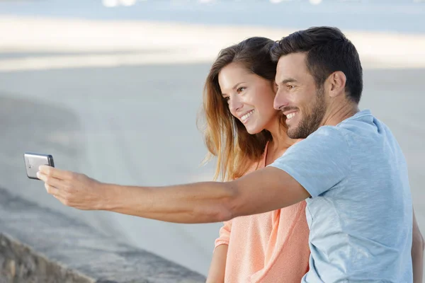 Selfie Νεαρό Ζευγάρι Στην Παραλία — Φωτογραφία Αρχείου