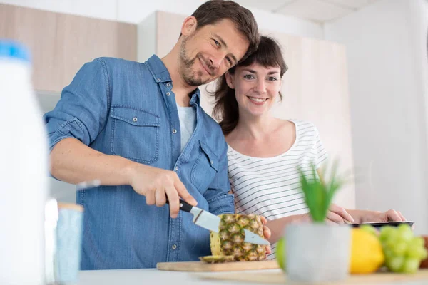 Couple Souriant Préparant Des Fruits Dans Cuisine — Photo