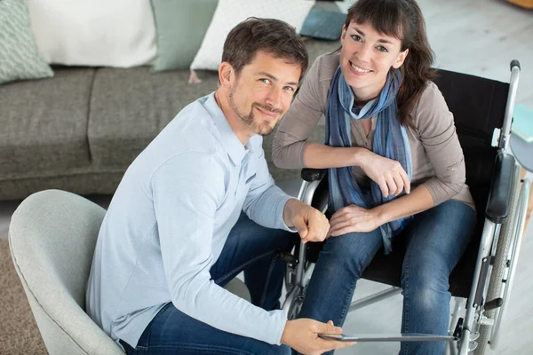 Hombre Consolando Una Joven Silla Ruedas —  Fotos de Stock