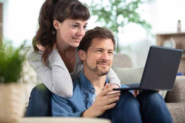 Gelukkig Paar Met Behulp Van Een Laptop Computer Hun Huis — Stockfoto