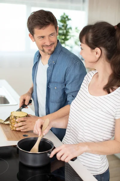 Souriant Jeune Couple Cuisine Des Aliments Dans Cuisine — Photo