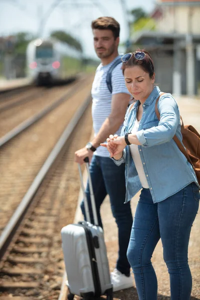 Ludzie Czekający Pociąg Stacji Metra — Zdjęcie stockowe