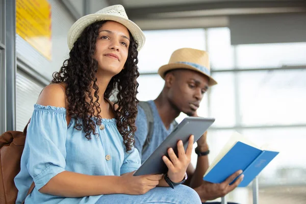 Turistas Viajantes Consultoria Tablet Uma Estação Ferroviária — Fotografia de Stock