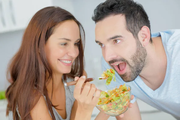 Salatayı Erkeğin Ağzına Atan Kadın — Stok fotoğraf