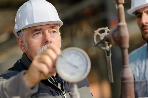 Porträt Eines Älteren Mannes Einer Modernen Fabrikhalle — Stockfoto