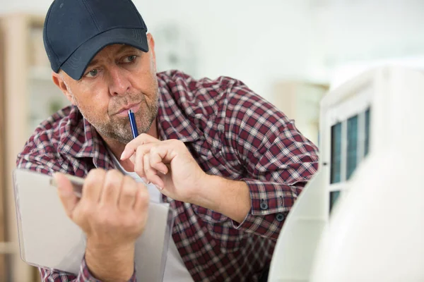 Técnico Masculino Verificando Filtro Aparelho — Fotografia de Stock