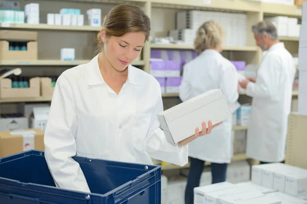 Pharmacienne Portant Uniforme Travaillant Avec Des Boîtes — Photo