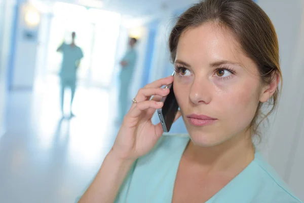 Zdravotnický Personál Volá Jejího Mobilního Telefonu — Stock fotografie