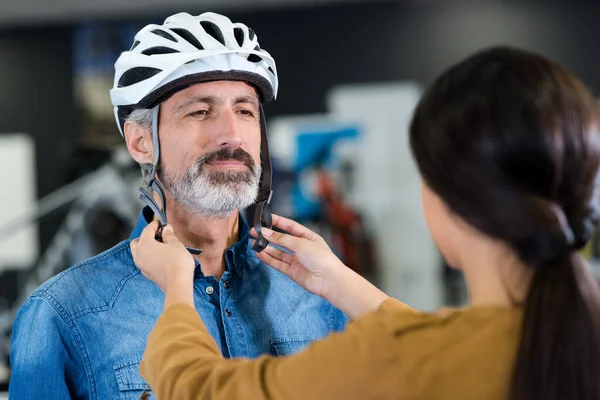 Mężczyzna Kupujący Kask Sklepie Rowerowym — Zdjęcie stockowe