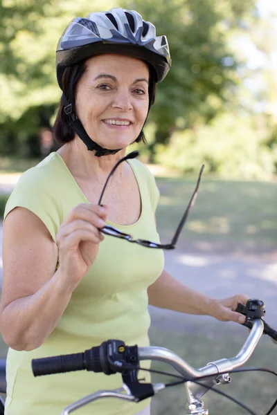 Mujer Mayor Sonriente Con Casco Con Bicicleta — Foto de Stock