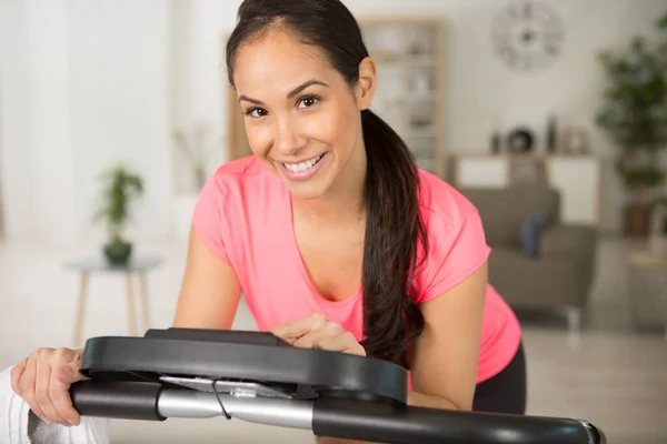 Mulher Configurar Sua Máquina Exercício Para Treino — Fotografia de Stock