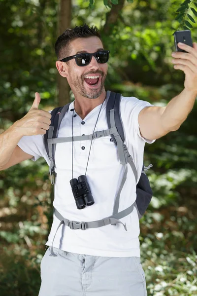 Turista Selfie Zatímco Venku Trekking Divočině — Stock fotografie