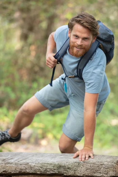 Hombre Excursionista Trepando Sobre Árbol Caído Tronco Bosques — Foto de Stock