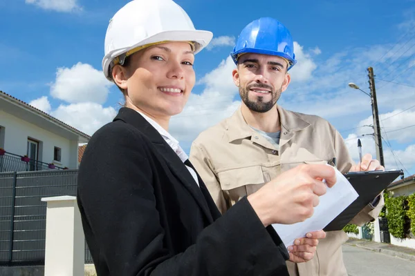 Byggarbetare Med Kvinnlig Ingenjör Studerar Dokument — Stockfoto