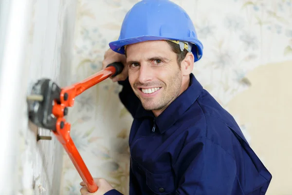 Male Builder Using Bolt Croppers — Stock Photo, Image