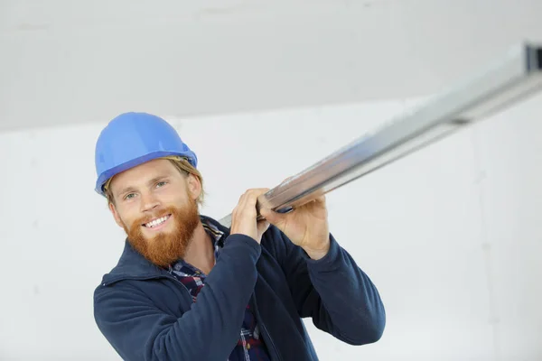 Gelukkig Bouwvakker Met Metalen Staven Glimlachend Camera — Stockfoto