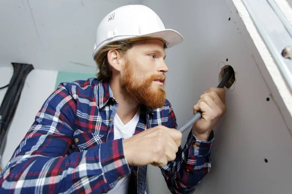 Elettricista Primo Piano Uomo Installazione Presa Corrente Casa — Foto Stock