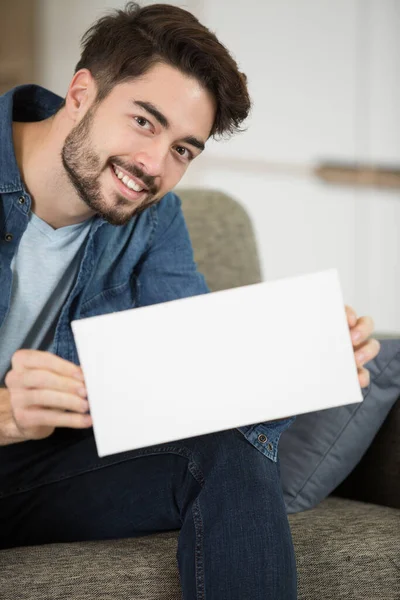 Engenheiro Masculino Feliz Segurando Banner Publicidade Branco — Fotografia de Stock