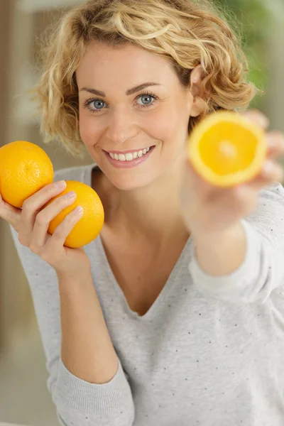 Mujer Joven Sosteniendo Naranjas — Foto de Stock